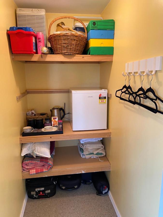 Cosy, Central Greytown Sleepout Bagian luar foto
